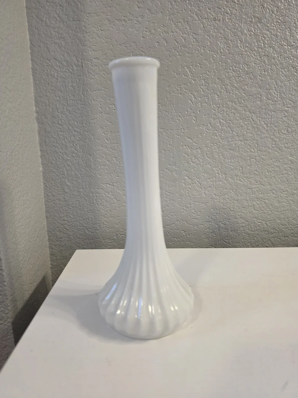 Elegant White Ribbed Ceramic Bud Vase - Modern Accent